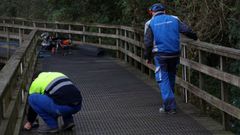 Trabajadores del Concello de Muros, realizando mejoras en la pasarela del r�o Breiro