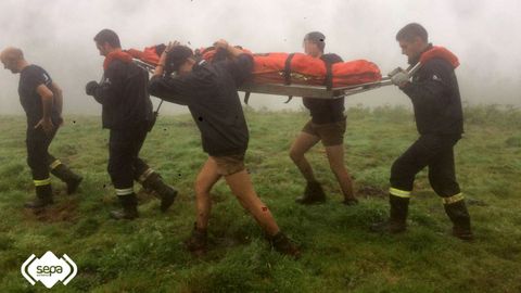 Un momento del rescate de la scout francesa en Pilo�a
