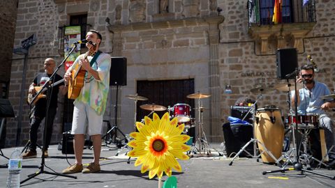 M&uacute;sicos participando en el homenaje a Robe.