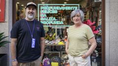 Jorge y Elisa, frente al escaparate de la tienda Pung�n Sport