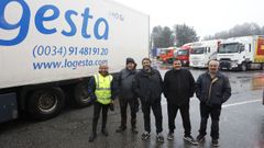 Camioneros parados por la nieve en la A-6 cerca de Lugo