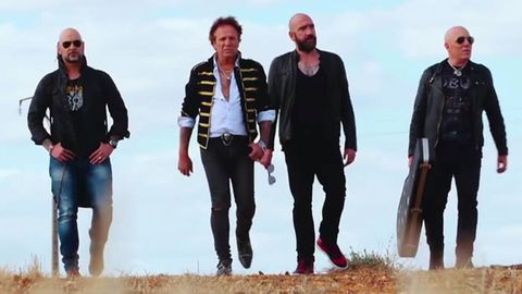 Paco Laguna, guitarrista de Ob�s, primero por la derecha