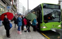 Las l�neas del bus metropolitano comunican la comarca con el centro urbano de Santiago.