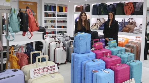 Maril&oacute; e Isabel en Las Maletas MG, la nueva tienda de Doutor Teixeiro especializada en equipaje.