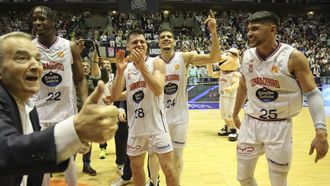 El presidente, Ra�l L�pez, y los jugadores, en Sar tras certificar el ascenso