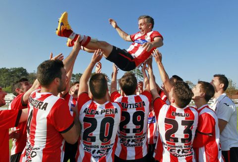 Janeiro, que colgar� las botas al final de la temporada, fue manteado por sus compa�eros. 