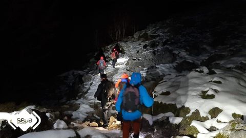 Rescate nocturno en Cabrales, once senderistas desorientados por la nieve bajando a la vega de Urriellu