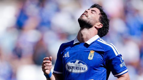 Jacobo Gonz�lez se lamenta durante el Oviedo-Burgos