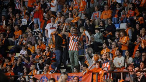 Afici&oacute;n naranja en el Coliseum durante el derbi gallego ante el Obradoiro.