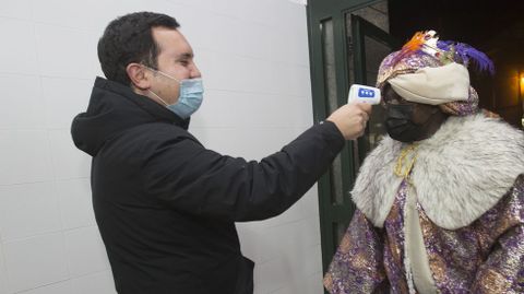 Cabalgata y recepci�n en Muxia. El alcalde, Iago Toba, se encarga de tomar la temperatura a la gente antes de entrar en la sala A Camposa