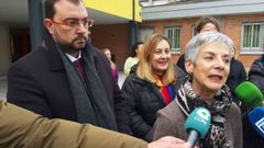 La directora del colegio p�blico Laviada de Gij�n, Ana Romero, atiende a los medios de comunicaci�n momentos antes de la visita al centro del presidente del Principado, Adri�n Barb�n, y la consejera de Educaci�n, Lydia Espina