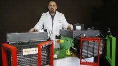 Jos� Mar�a V�zquez, gerente de Serga e inventor del m�dulo protector con el que posa