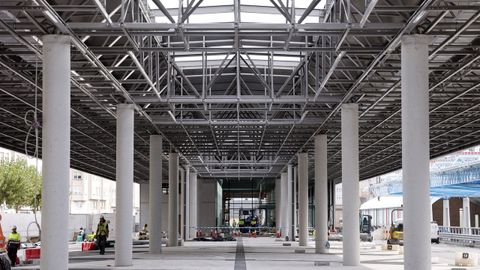 Dársena de pasajeros, con vistas a la plataforma de autobuses.
