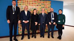 L�pez Campos, a la izquierda, posa con los asistentes a la reuni�n