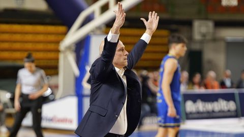 Carles Marco hace aspavientos durante el partido ante el COB en el Paco Paz.