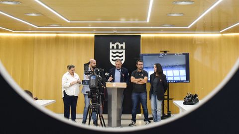Marcos Rey, en el centro, con el resto de los integrantes del grupo municipal del PSOE en Pontevedra, este martes