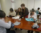 En las clases de corte y confecci�n se dise�a, se hacen patrones y, por supuesto, se cose. 