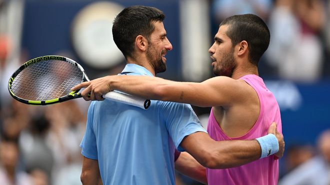 Djokovic y Alcaraz, abraz�ndose en una imagen de archivo