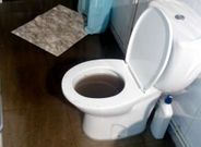 Las aguas fecales salieron por los ba�os e inundaron algunas casas de Castro de Rei porque los colectores est�n taponados, dicen los vecinos.