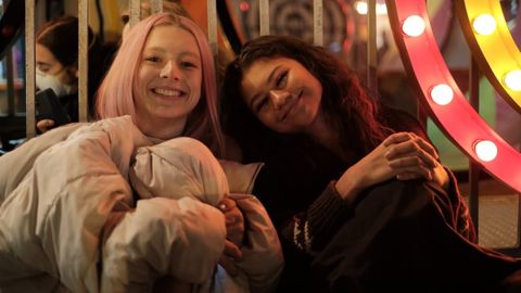Jules y Rue en un momento de la primera temporada de la serie