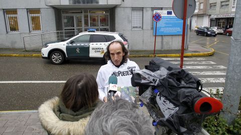 Nacho Paunero, presidente de una sociedad protectora de Madrid, entrevistado por una televisión este miércoles por la mañana frente al juzgado de Chantada