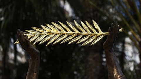 Una r�plica de la Palma de Oro frente al edificio donde se celebra el festival de Cannes.
