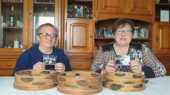 Carmen Calvo e Carmen Chouza mostran algunhas das fotos antigas que se conservan das Pandeireteiras de Buxán, un grupo senlleiro formado a comezos dos anos 60 ao que elas se uniron en 1970 cando tiñan 30 e 14 anos, respectivamente. Debutaron polas festas do Santiaguiño do Monte de Padrón, unha cita obrigatoria para o conxunto de Buxán e no cal estiveron presentes durante os seus 15 anos en activo.
