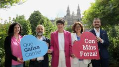 Ana Pont�n, en el centro, acompa�ada de los candidatos al Congreso del BNG: Noa Presas (Ourense), N�stor Rego (A Coru�a), Carme da Silva (Pontevedra) y Daniel Castro (Lugo)