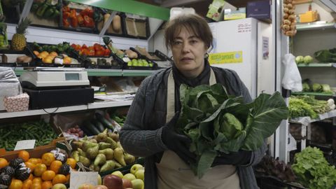 En Frutas Carmen, de Ourense, aseguran que una de las hortalizas estrella de la temporada es el reollo coraz�n de buey como los que porta�Carmen en la mano