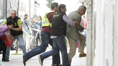 Alfonso Basterra y Rosario Porto, d�as despu�s de la muerte de Asunta, conducidos por la Guardia Civil al registro de sus viviendas.