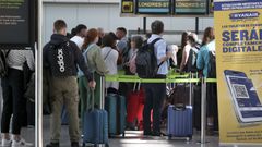 Viajeros, este viernes en Lavacolla, ante las cabinas de facturaci�n de Ryanair para el vuelo de Londres-Stansted