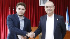 Iv�n Caama�o junto al alcalde de Catoira, Alberto Garc�a