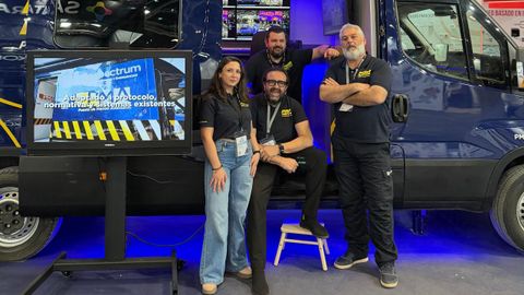 Varios miembros del equipo de RadioSpectrum junto a uno de sus puestos avanzados.