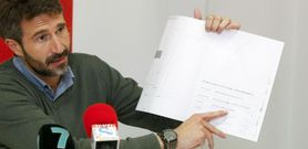 El candidato del PSOE se�ala el plano que se refiere, textualmente, al estado final de Alcampo. 