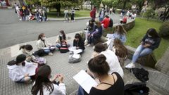 Foto de archivo de alumnos de bachillerato a las puertas de la selectividad en el campus de Esteiro, en Ferrol