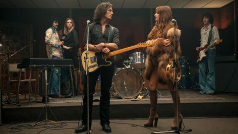 �Todos quieren a Daisy Jones�, basada en el libro de Taylor Jenkins Reid, habla de una banda ficticia, pero tan inspirada en ellos que Nicks asegur� que se sent�a como un fantasma viendo su propia historia. Sam Claifin y Riley Keough son los protagonistas.
