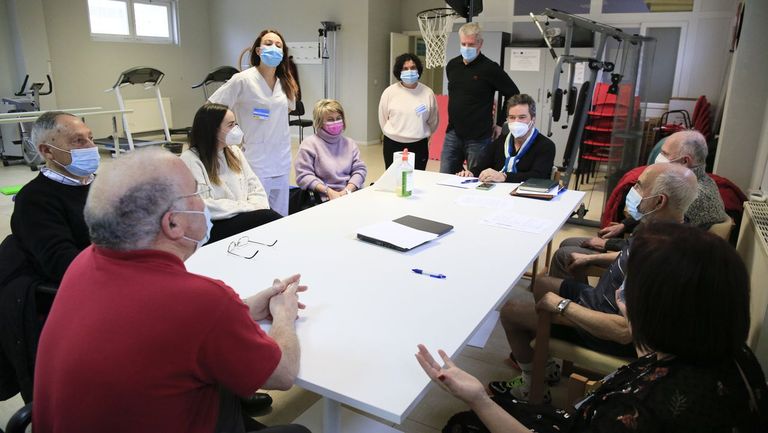 Foto de archivo de las profesionale y alguno de los socios de la asociaci&oacute;n en el centro donde imparten las terapias