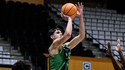Diego en una imagen con el equipo U-22 del Joventut.