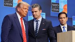 Donald Trump junto al jefe del Pentgono, Pete Hegseth, y el secretario de Estado de EE.UU., Marco Rubio, durante su comparecencia en la cumbre de la OTAN esta semana