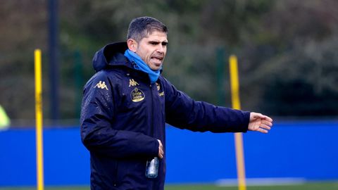 Antonio Hidalgo dirigiendo un entrenamiento del primer equipo del Deportivo