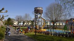 Parque de O Chor�s, en Carballo, con una r�plica del dep�sito de auga 