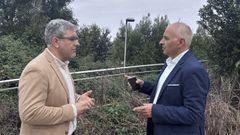 El concejal Miguel Mart�n en una zona en la que la maleza crece sin control
