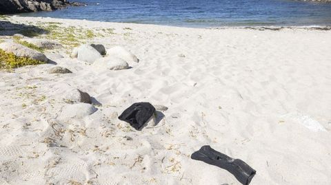 Dos pasamonta�as, abandonados en la playa de Arnela esta semana