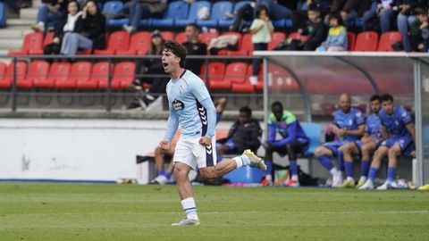 Hugo Gonz�lez, celebando su gol con el Celta Fortuna ante el Ourense CF.