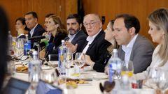 Miguel Lorenzo, en el centro, acompa�ado de los concejales del PP