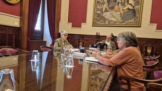 La Comisi&oacute;n de Honras e Distinci&oacute;ns aprob&oacute; la denominaci&oacute;n de la actual calle Alcalde Sanjurjo de Carricarte, que pasar&aacute; a llamarse calle dos Diplom&aacute;ticos de Monte Alto. 