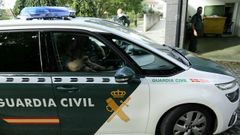 La guardia civil lleva al juzgado de Cangas al detenido por el crimen de Moa�a
