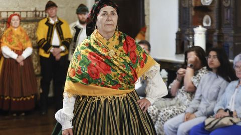 Mostra de traxes tradicionais elaborados pola asociación Espadelas en San Paio de Narla, Friol