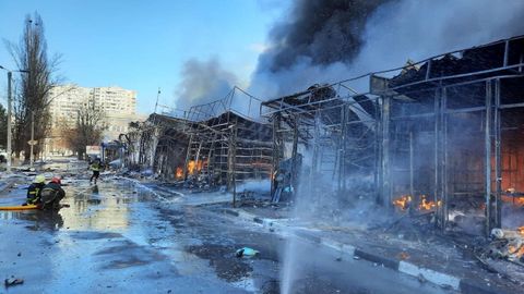 Un mercado domstico daado por los bombardeos, mientras contina la invasin rusa de Ucrania, en Kharkiv, Ucrania