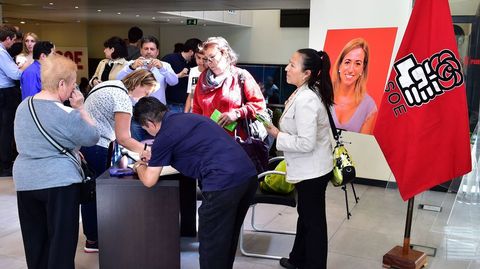 Militantes y simpatizantes socialistas que se acercaron este lunes a la capilla ardiente instalada en Ferraz. 